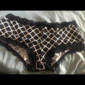 Smooth form lace trim panties